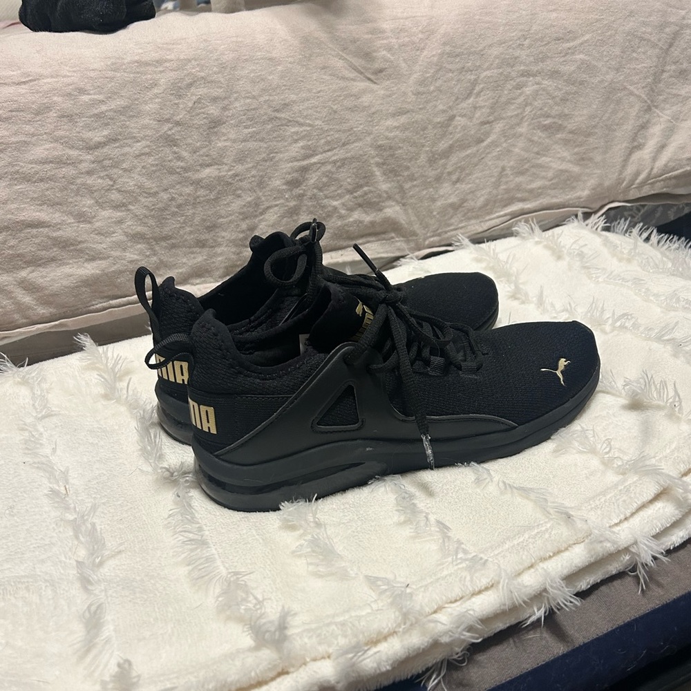 All black tennis shoes